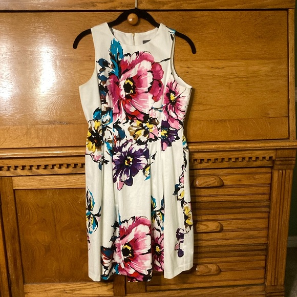 Vince Camuto Dresses & Skirts - Vince Camuto Sleeveless Floral Fit & Flare Cocktail Dress